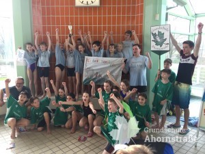 Kreismeisterschaften Schwimmen Siegerfoto 2018 jubeln